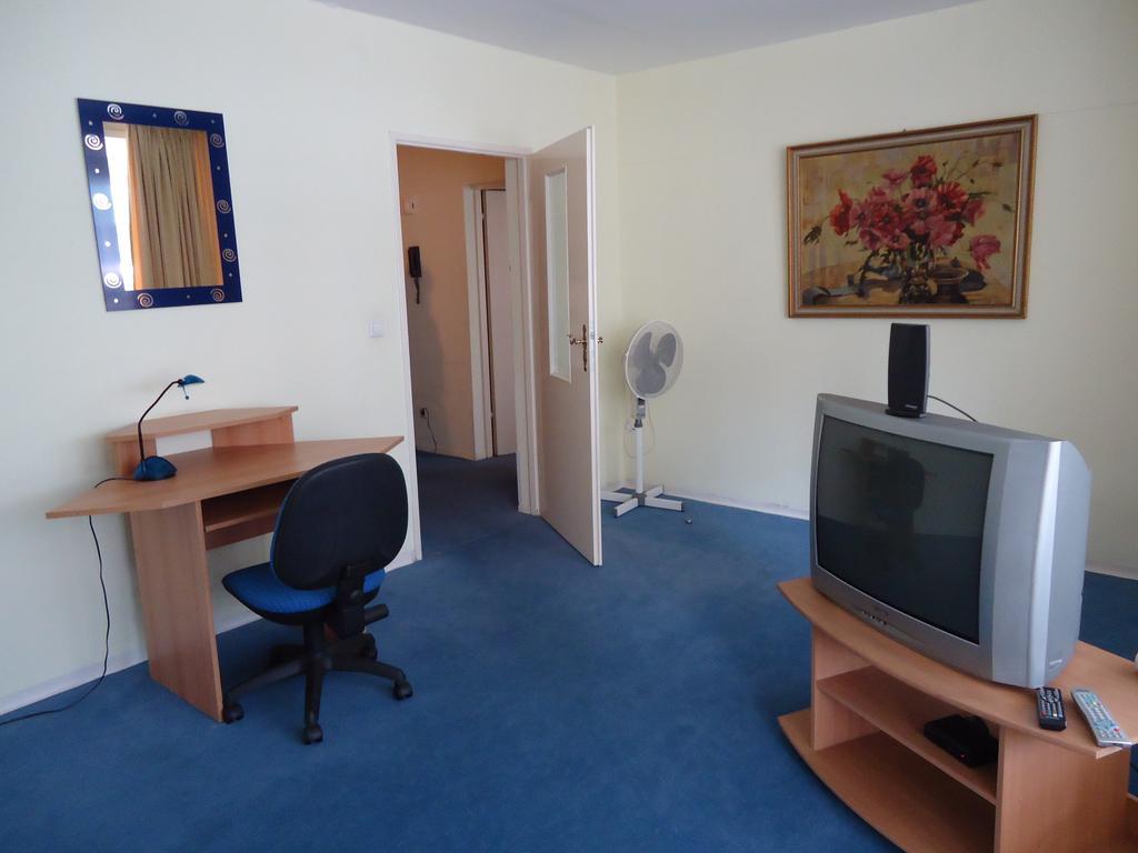 Hotel Kubrat Am Checkpoint Charlie - Berlin — Photos 2